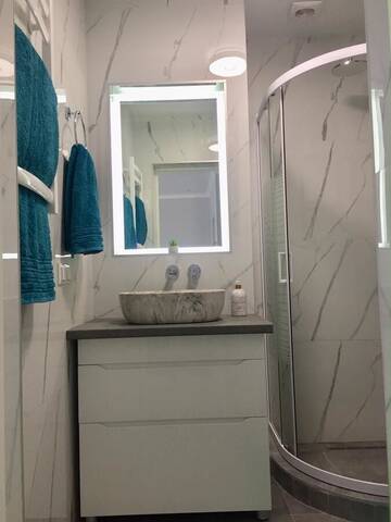 Фото номера Апартаменты с балконом Апартаменты Luxury Emerald Apartments г. Ирпень 13